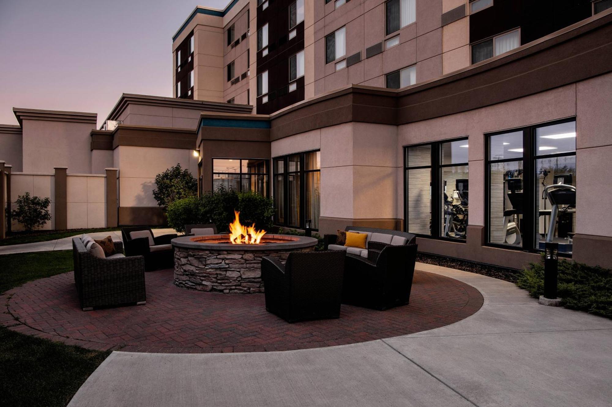 Hotel Courtyard By Marriott Edmonton West Exterior foto
